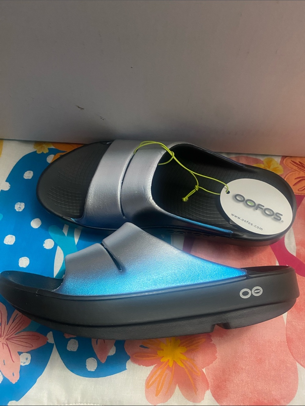 OOFOS Women's Slide Sandals OOAHH Luxe “Frost”  Size 7  Metallic Silver/Blue - Picture 5 of 10